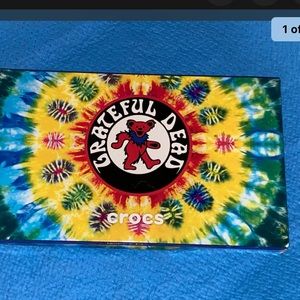 BNIB Crocs Grateful Dead 10 pack Jabitz. These s/o in minutes, & hard to find.